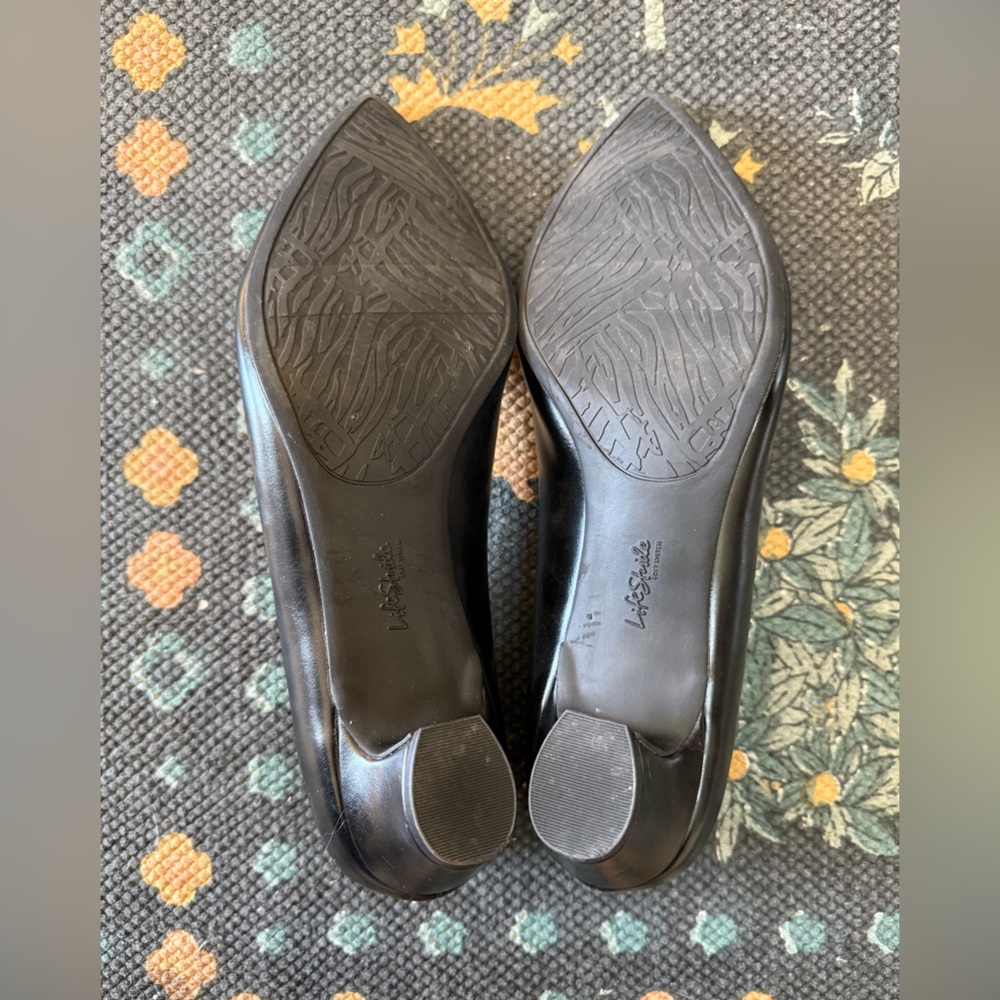 Life Stride Classic Black Heels, size 9M - Picture 4 of 4